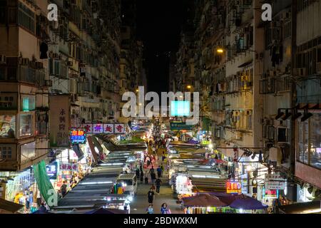 Hongkong, China - November 2019: Straßenmarkt (Ladie`s Market) in Hongkong bei Nacht Stockfoto